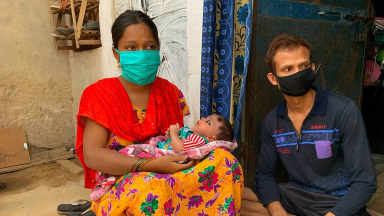Mariam, à gauche, et Mujibur avec leur enfant né pendant l'isolement  