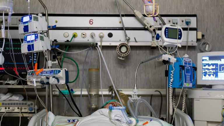 Un patient COVID-19 aux soins intensifs de l'hôpital Casalmaggiore en Italie