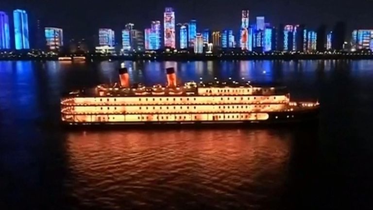 Spectacle de lumière alors que Wuhan ouvre après sa fermeture