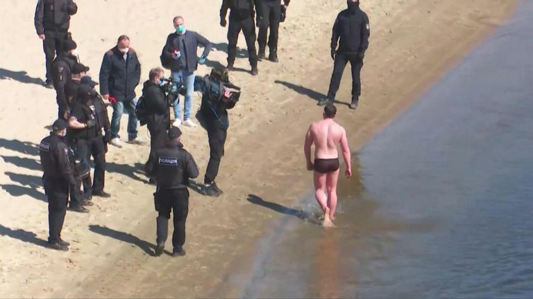 Un groupe d'une douzaine de policiers attendaient au bord du Dnipro pour arrêter l'homme qui devra payer une amende