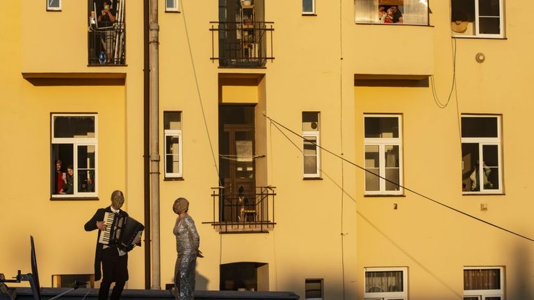 Les artistes de rue ont diverti les gens à Prague sur le verrouillage