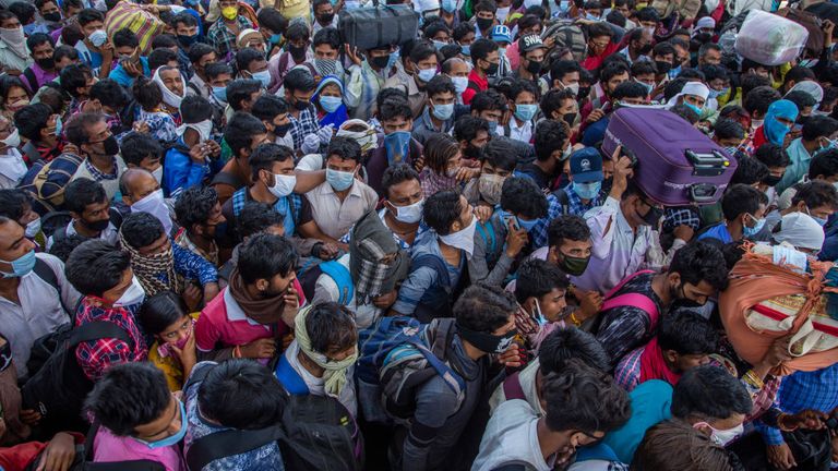 Le verrouillage de l'Inde a conduit de grands groupes de travailleurs migrants et de travailleurs coincés dans la capitale nationale