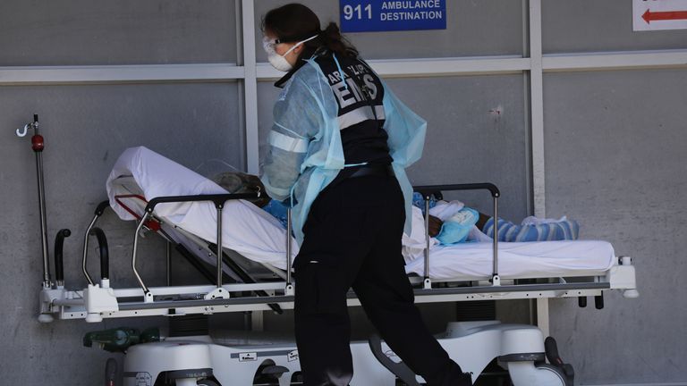 Le 11 avril 2020, dans le quartier de Borough Park, dans le quartier de Brooklyn à New York, des travailleurs médicaux accueillent des patients dans une zone d'admission spéciale de coronavirus au Maimonides Medical Center. Selon l'Université John Hopkins, le nombre de morts dans le monde à partir de COVID-19 a maintenant atteint 100 000 dans le monde, de nombreux experts estimant que ce nombre est en fait plus élevé.