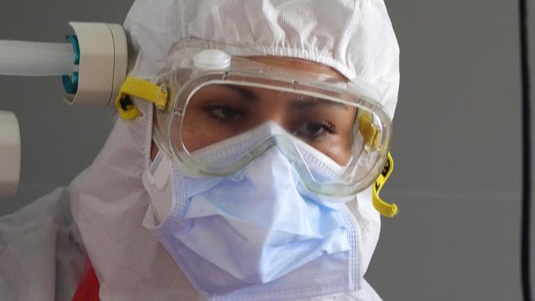 Tout le personnel médical porte des blouses de protection, des masques et des lunettes