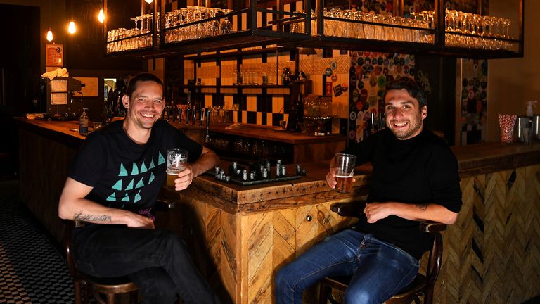 Steve Pond et Dominic Townsend profitent d'une pinte de bière et d'une partie d'échecs au Prince, un pub qu'ils partagent un appartement au-dessus et disent avoir la chance d'être coincé pendant le verrouillage alors que la maladie à coronavirus (COVID-19) continue à Londres, Grande-Bretagne 28 avril 2020. Photo prise le 28 avril 2020. REUTERS / Dylan Martinez