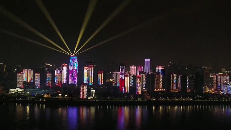 Spectacle de lumière alors que Wuhan ouvre après sa fermeture