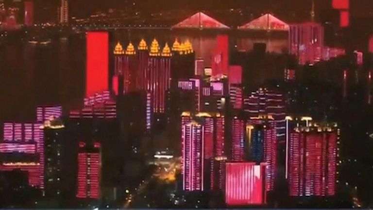 Spectacle de lumière alors que Wuhan ouvre après sa fermeture