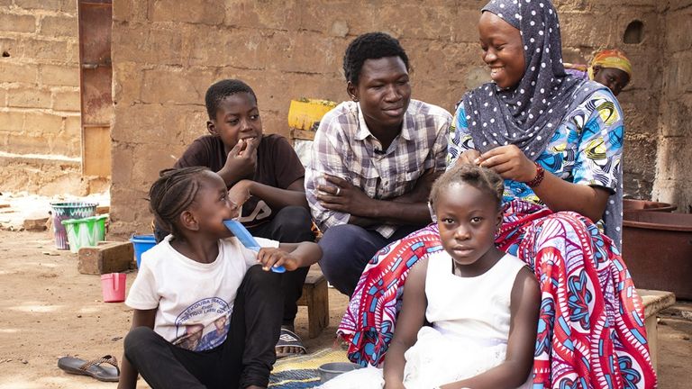 Les chiffres les plus récents montrent le nombre de cas confirmés à environ 28 000 avec un nombre de morts de 1 300