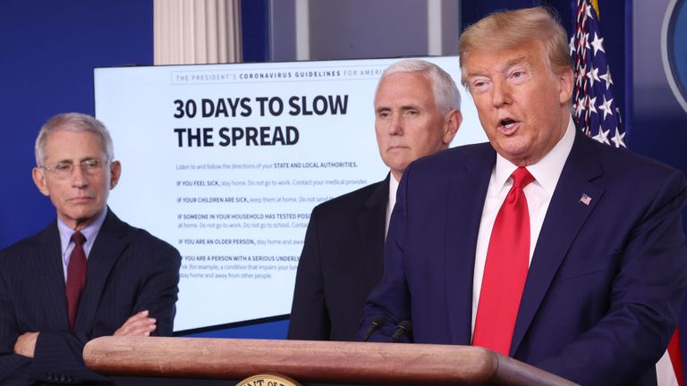 Le président Trump dit aux États-Unis de rester chez eux jusqu'à fin avril