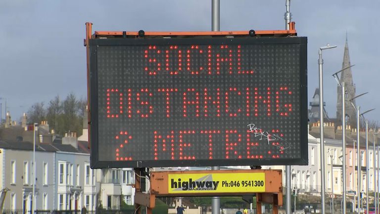 Un signe à Dublin renforçant le message de distanciation sociale