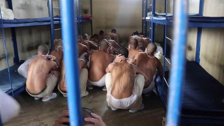 Les prisonniers de différents gangs sont dans la même cellule