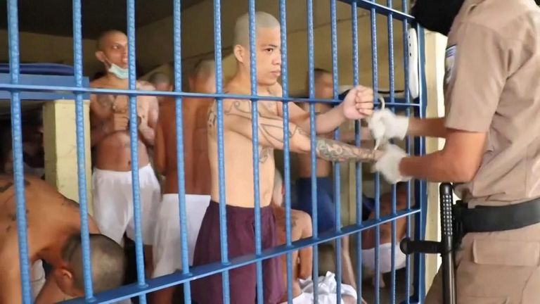 Un prisonnier tend ses mains pour être menotté