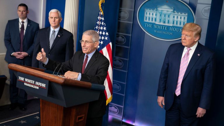 WASHINGTON, DC - 04 avril: Le Dr Anthony Fauci, directeur de l'Institut national des allergies et des maladies infectieuses prend la parole lors d'une conférence de presse avec des membres du groupe de travail sur le coronavirus de la Maison Blanche le 4 avril 2020 à Washington, DC. Vendredi, le CDC a émis une recommandation selon laquelle tous les Américains devraient porter des masques ou des couvertures en tissu dans les lieux publics pour ralentir la propagation du coronavirus (COVID-19). (Photo de Sarah Silbiger / Getty Images)
