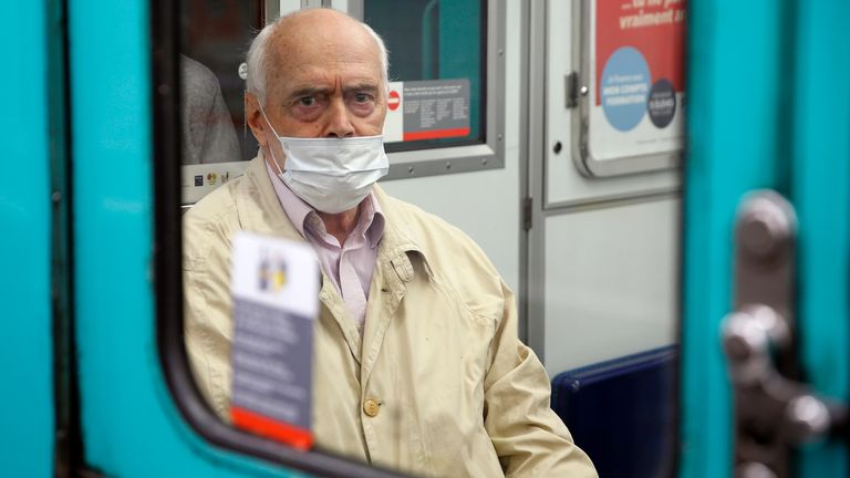 Le port du masque dans les transports publics sera obligatoire une fois que les mesures de verrouillage seront assouplies 