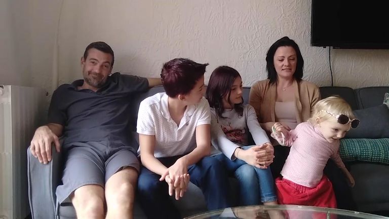 Une famille anglophone en France décrit sa vie quotidienne de manière isolée