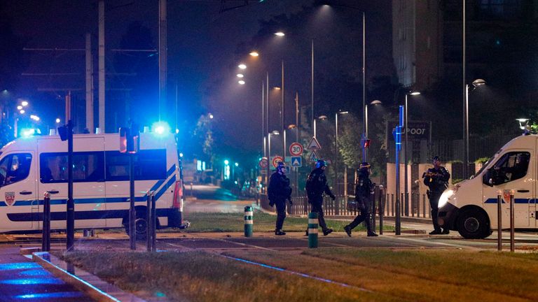 Police anti-émeute dans une rue de Villeneuve-la-Garenne