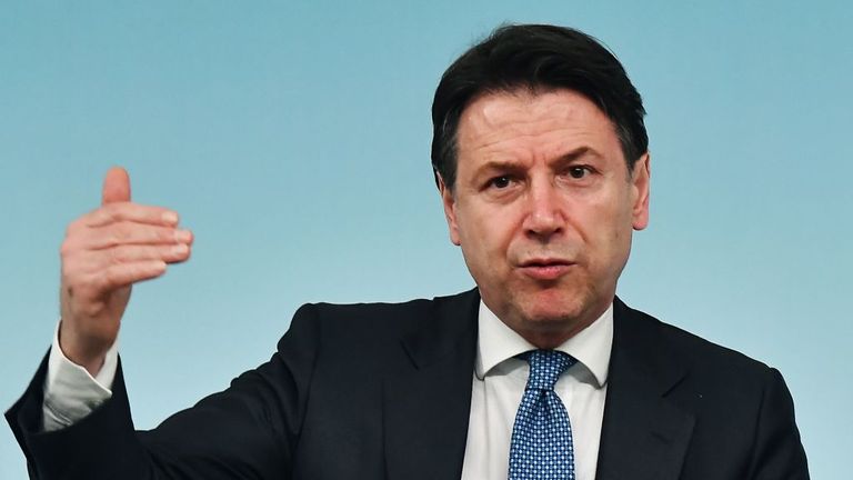 Sur cette photo prise le 04 mars 2020, le Premier ministre italien Giuseppe Conte prend la parole lors d'une conférence de presse tenue au Palais Chigi de Rome, à la suite d'une réunion des ministres. réunion du cabinet consacrée à la crise des corinavirus. - Les mesures de verrouillage prises en Italie contre la pandémie de coronavirus seront prolongées au-delà de leurs échéances initiales, a déclaré le Premier ministre Giuseppe Conte le 19 mars 2020. (Photo de Tiziana FABI / AFP) (Photo de TIZIANA FABI / AFP via Getty Images)
