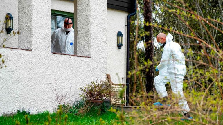 Des policiers fouillent le domicile du couple à Lorenskog, près d'Oslo, après l'arrestation de Tom Hagen