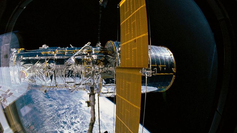 Le télescope spatial Hubble déployé depuis la soute de la navette spatiale Discovery, avec l'un de ses deux panneaux solaires déployés. Photo: NASA