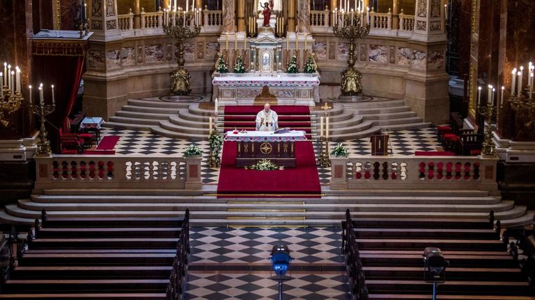Le verrouillage de la Hongrie a signifié que les services religieux ont dû être diffusés à la télévision