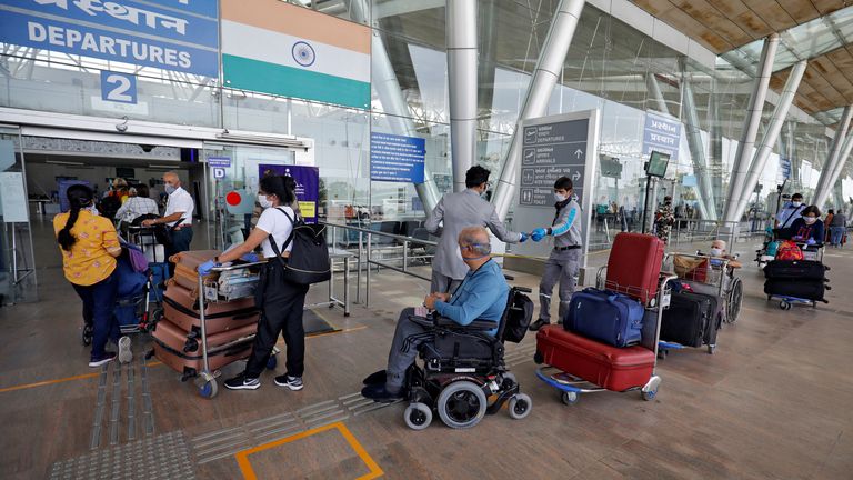 Les citoyens britanniques embarquent sur un vol spécial de British Airways vers le Royaume-Uni depuis Ahmedabad plus tôt en avril