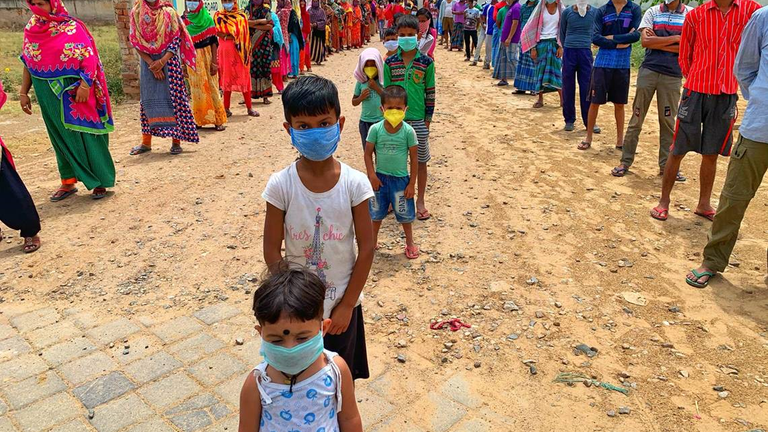 Des familles ont du mal à se nourrir à Gurgaon, à la périphérie de Delhi 
