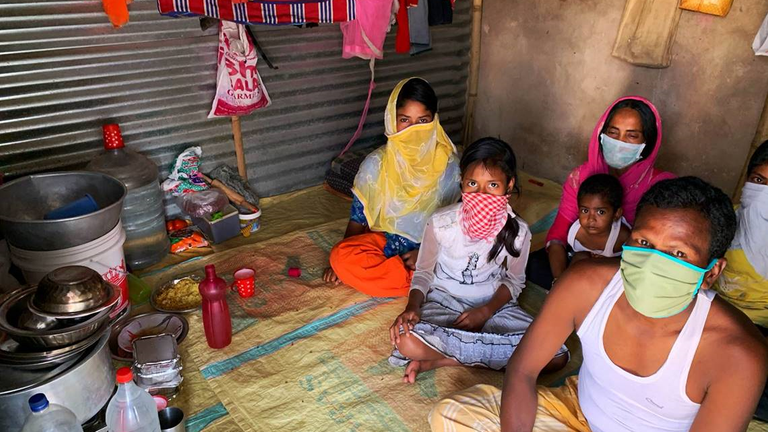Jamshed, en photo avec sa famille, n'a pas d'argent pour acheter de la nourriture pendant la fermeture