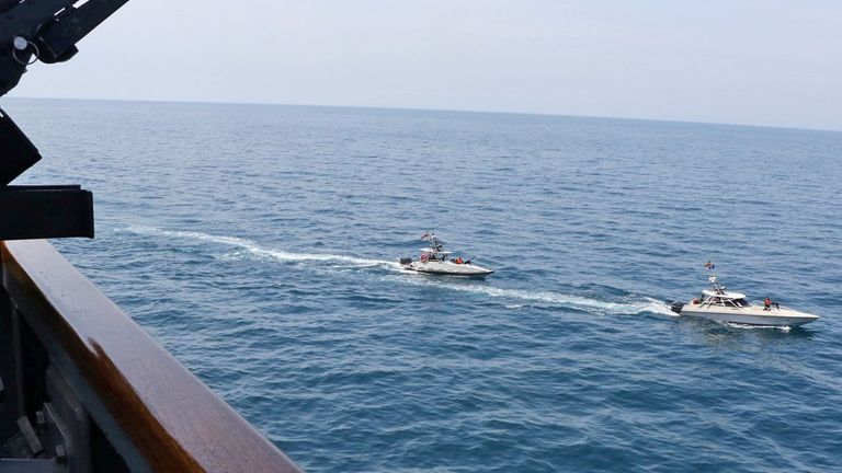 Deux navires de la marine du Corps des gardiens de la révolution islamique iranienne (IRGCN), certains parmi plusieurs pour manœuvrer dans ce que la marine américaine dit être 