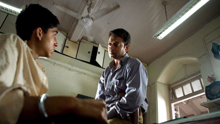 Dev Patel et Irrfan Khan dans Slumdog Millionaire. Photo: Celador Films / Pathe International / Kobal / Shutterstock