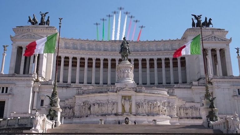 L'armée de l'air italienne survole une Rome déserte