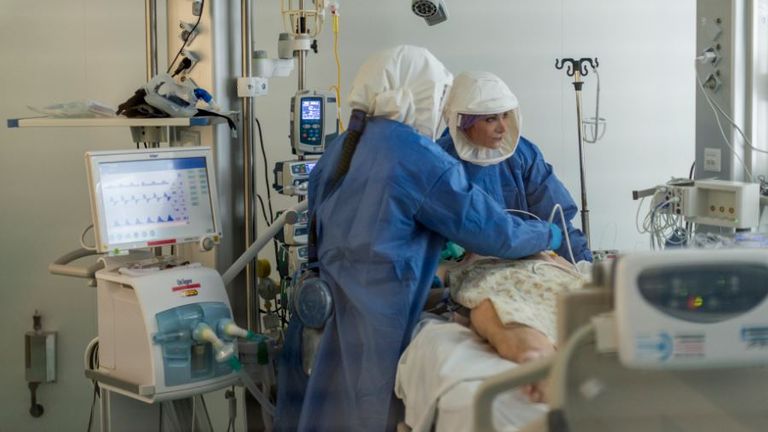L'Italie poursuit son verrouillage à l'échelle nationale pour contrôler la pandémie de coronavirus
BOLOGNE, ITALIE - 09 AVRIL: Dans l'unité de soins intensifs de la Policlinico Sant & # 39; Orsola à Bologne, où les patients positifs pour Covid-19 sont hospitalisés. Médecins lors d'une opération pour oxygéner un patient positif à Covid-19 le 09 avril 2020 à Bologne, en Italie. Le gouvernement italien continue d'appliquer les mesures de verrouillage à l'échelle nationale pour contrôler la propagation de COVID-19. (Photo de Michele Lapini / Getty Images)
