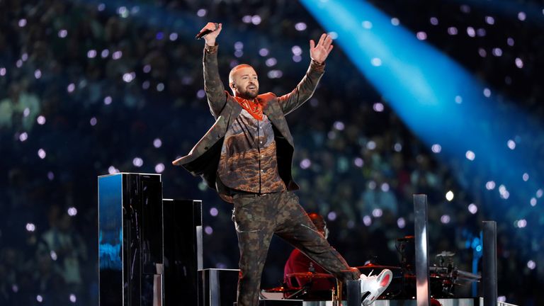 Justin Timberlake a joué pendant le spectacle de mi-temps du Super Bowl