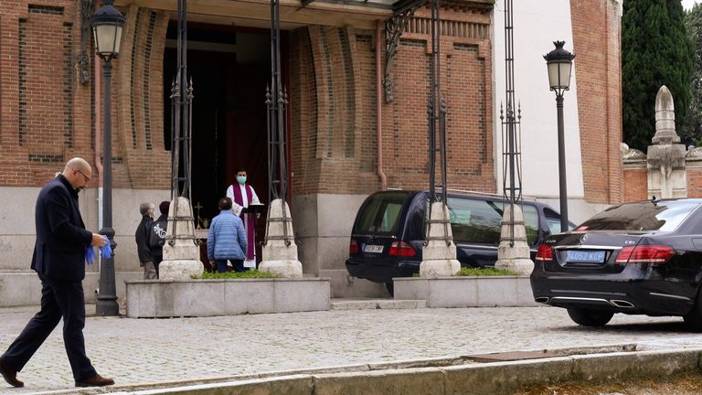 L'église de Madrid a un cycle constant de corbillards arrivant
