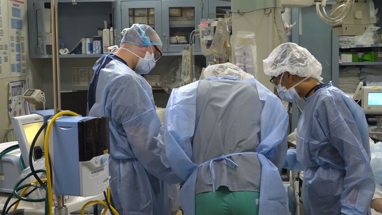 Patient après que le patient arrive avec des problèmes respiratoires au centre médical de Maimonides