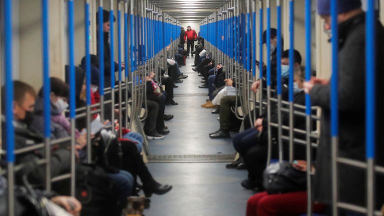 Gens dans le métro à Moscou