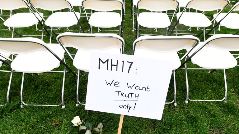 Les membres de la famille des victimes de l'accident du MH17 ont aligné des chaises vides pour chaque siège de l'avion devant l'ambassade de Russie à La Haye