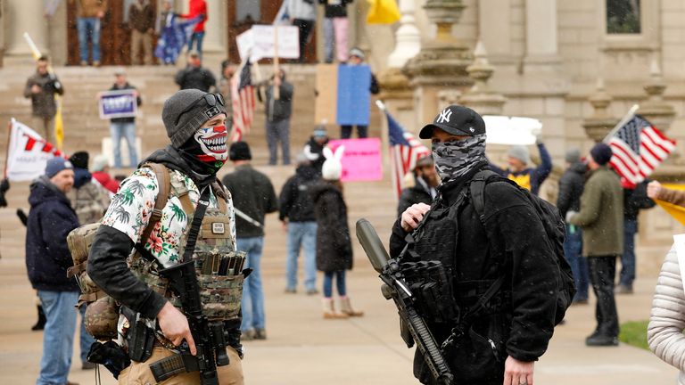 Deux manifestants lourdement armés dans la capitale du Michigan, Lansing