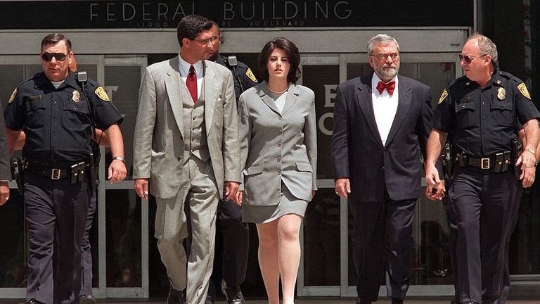 Monica Lewinsky (c) avec des policiers et son avocat William Ginsburg en 1998