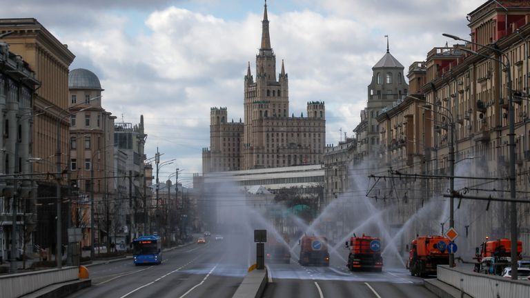 Des véhicules pulvérisent du désinfectant lors de l'assainissement d'une route à Moscou