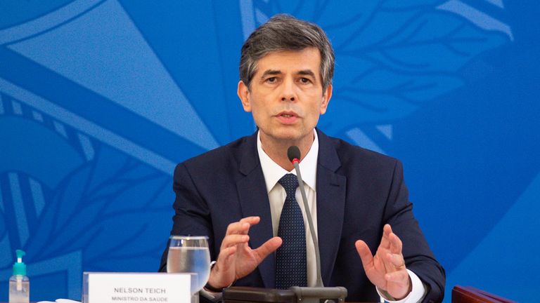 Le nouveau ministre de la Santé du Brésil, Nelson Teich, prend la parole lors d'une conférence de presse sur les coronavirus