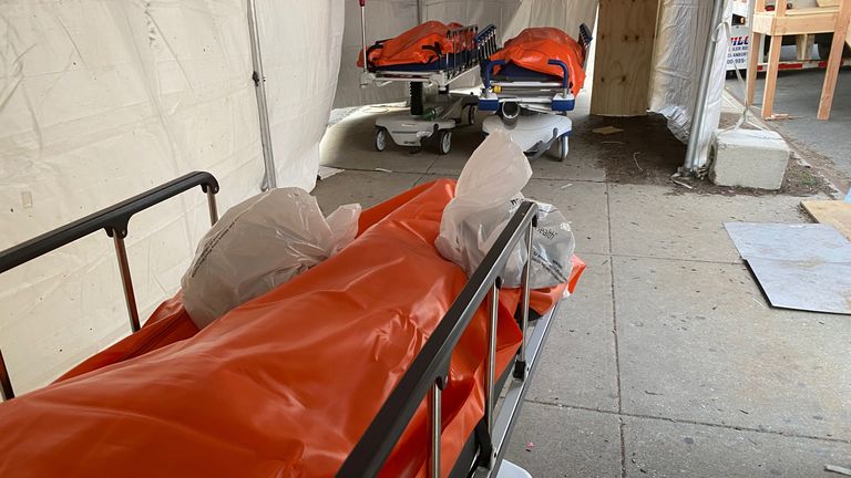 Des corps sont vus à l'extérieur de l'hôpital Wyckoff