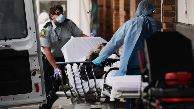 Les médecins amènent un patient dans une tente d'admission de coronavirus au Maimonides Medical Center à Brooklyn