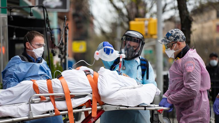 Le personnel médical du service d'incendie de New York s'occupe d'un patient éprouvant des difficultés à respirer à l'extérieur d'un appartement