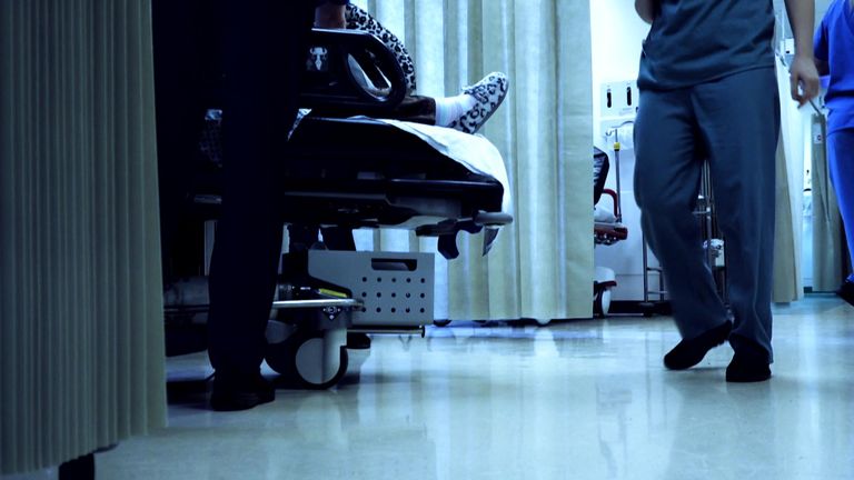 Un patient dans une salle d'hôpital du NHS
