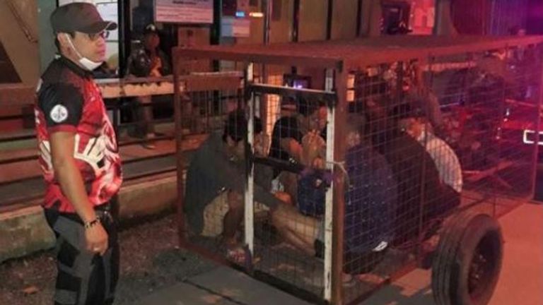 Capture d'écran d'un officier avec cinq jeunes enfermés dans une cage à chien après avoir brisé le couvre-feu dans la province de Laguna, aux Philippines, le 20 mars 2020. Photo: Human Rights Watch