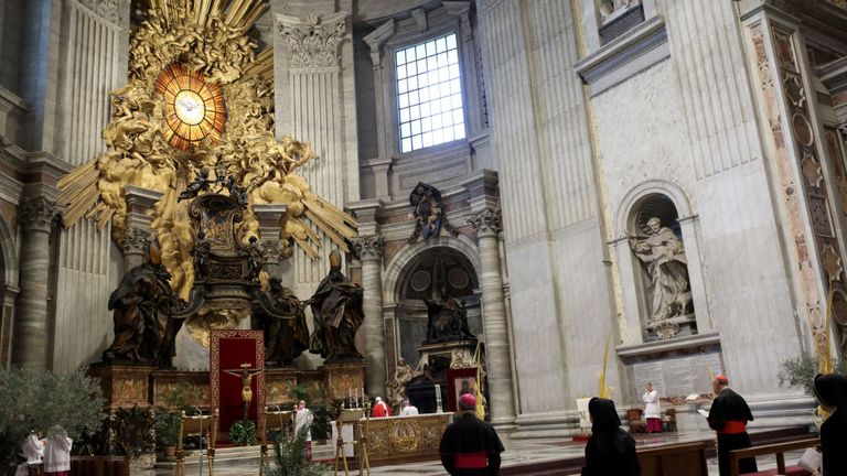 Une vue générale montre le pape François (arrière C) et les participants au cours de la messe du dimanche des Rameaux à huis clos à la présidence de Saint Pierre à la basilique Saint-Pierre le 5 avril 2020 au Vatican, pendant le verrouillage visant à freiner la propagation de l'infection au COVID-19, causée par le nouveau coronavirus. (Photo par Alberto PIZZOLI / POOL / AFP) (Photo par ALBERTO PIZZOLI / POOL / AFP via Getty Images)

