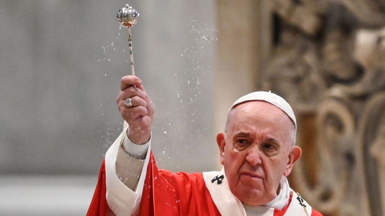 Le pape François bénit les participants alors qu'il célèbre le dimanche des Rameaux à huis clos dans la messe de la basilique Saint-Pierre le 5 avril 2020 au Vatican, pendant le verrouillage visant à freiner la propagation de l'infection COVID-19, causée par le roman coronavirus. (Photo par Alberto PIZZOLI / POOL / AFP) (Photo par ALBERTO PIZZOLI / POOL / AFP via Getty Images)
