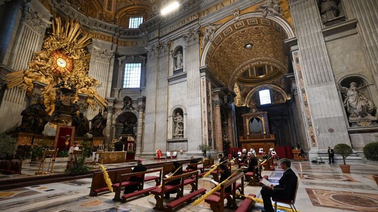 VATICAN CITY, VATICAN - 05 avril: le pape François assiste à la messe du dimanche des Rameaux dans une basilique vaticane du Vatican en raison de la pandémie de coronavirus Covid-19, le 05 avril 2020 à Vatican, Vatican. Le pape François a salué les fidèles après sa messe du dimanche des Rameaux et son angélus et a prié pour les malades et leurs familles, ainsi que pour tous ceux qui se sont dévoués pour eux-mêmes. (Photo de Franco Origlia / Getty Images)
