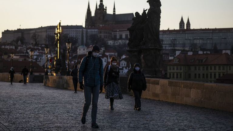 Les personnes portant des masques à pied à Prague