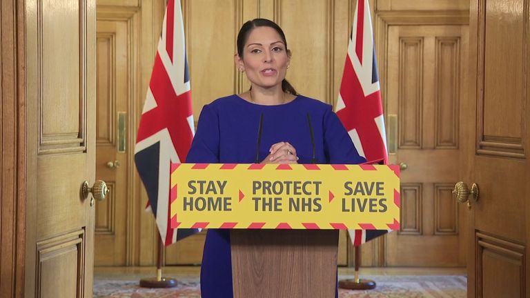 Priti Patel préside le briefing quotidien sur les coronavirus à Downing Street